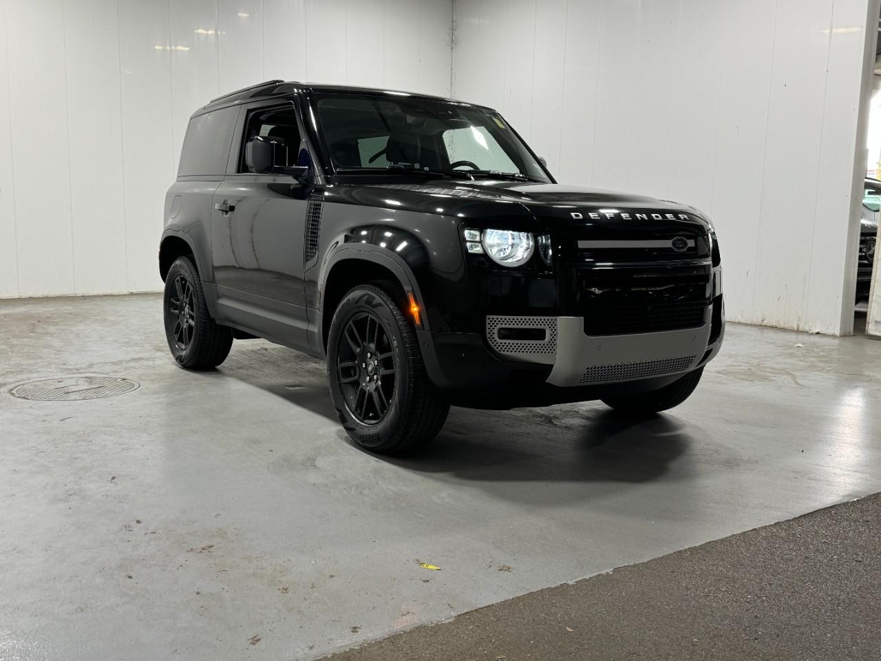 Land Rover Defender Vehicle Full-screen Gallery Image 6