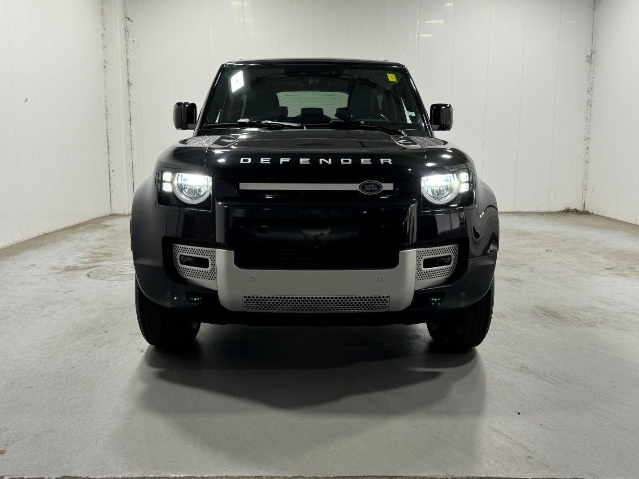 Land Rover Defender Vehicle Full-screen Gallery Image 7