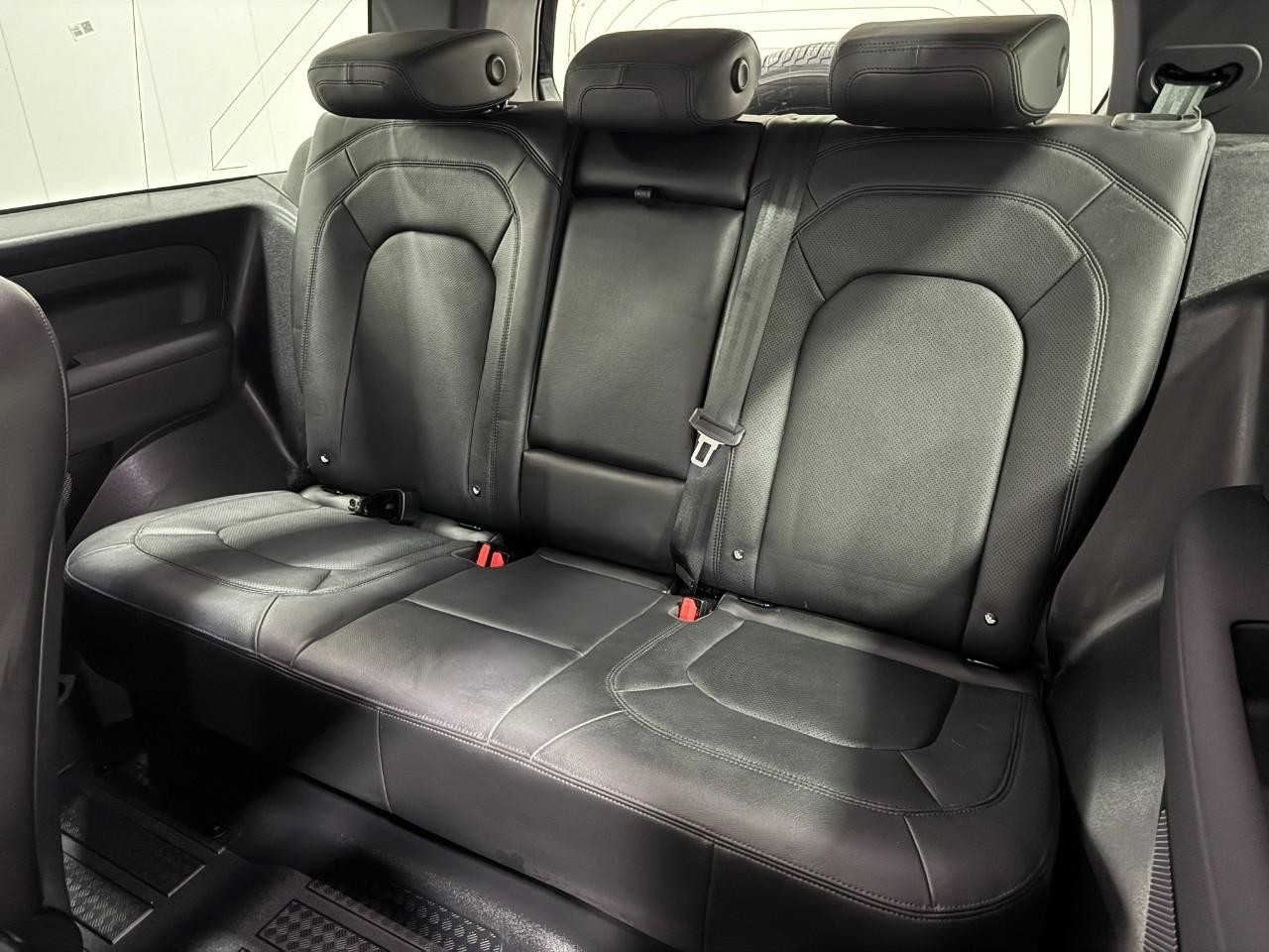 Land Rover Defender Vehicle Full-screen Gallery Image 8