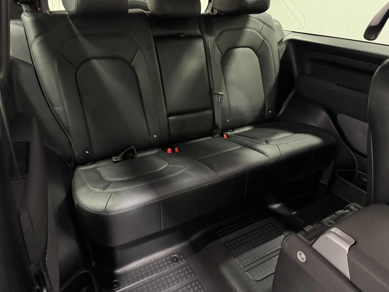 Land Rover Defender Vehicle Full-screen Gallery Image 10