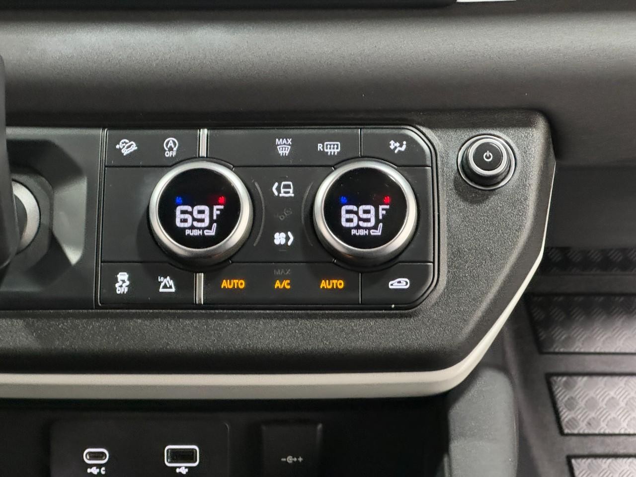 Land Rover Defender Vehicle Full-screen Gallery Image 14