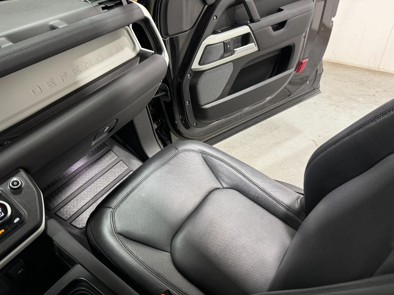 Land Rover Defender Vehicle Full-screen Gallery Image 16