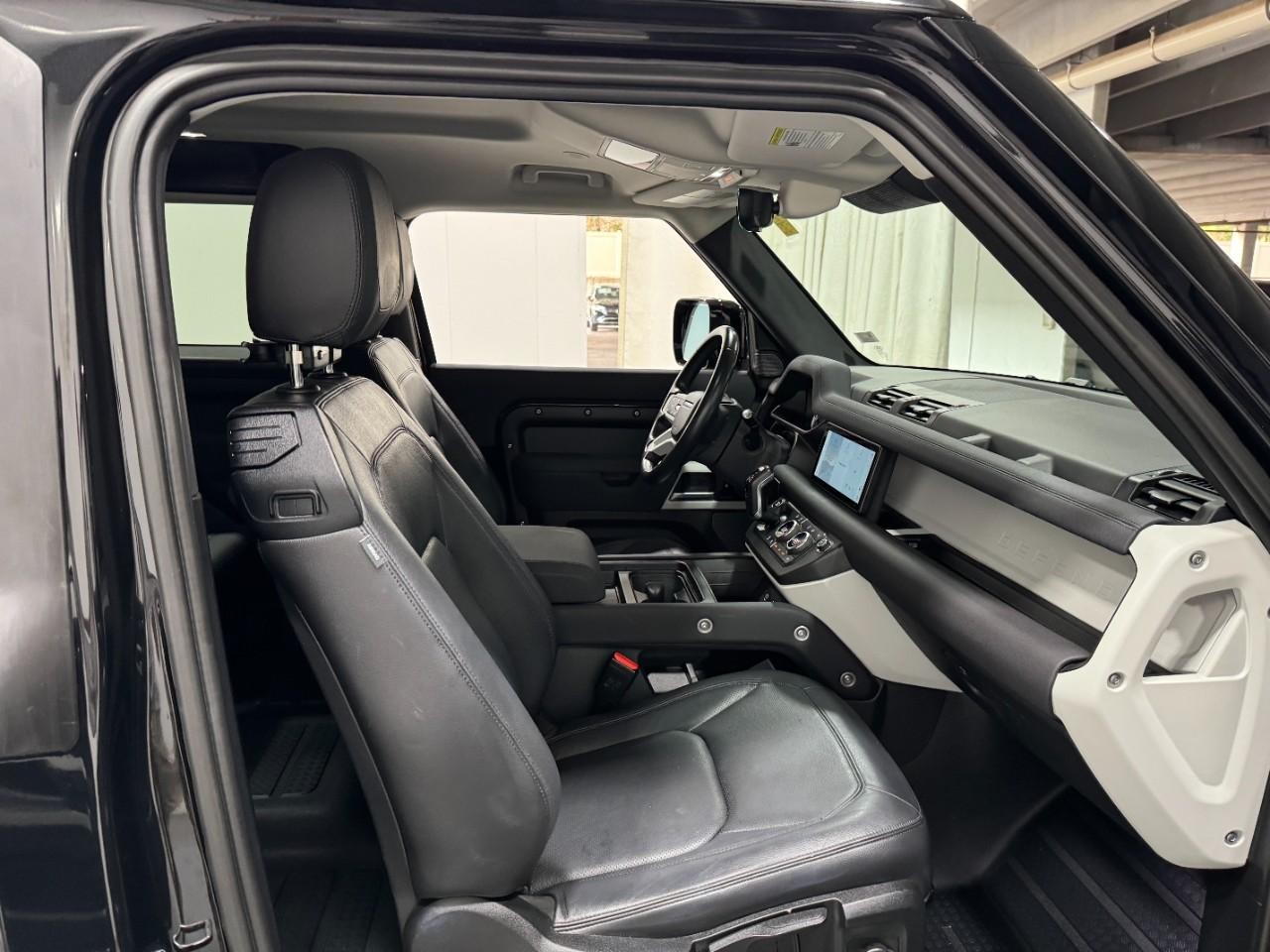 Land Rover Defender Vehicle Full-screen Gallery Image 17