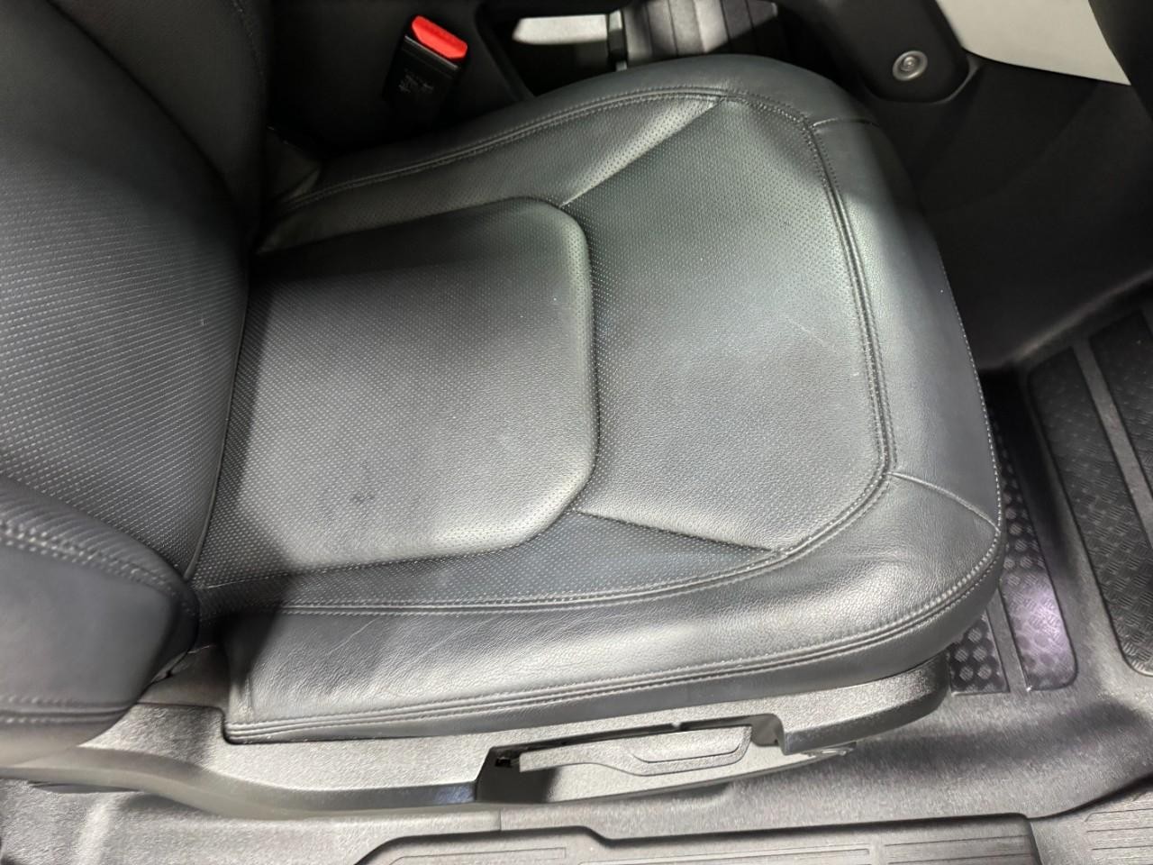 Land Rover Defender Vehicle Full-screen Gallery Image 18