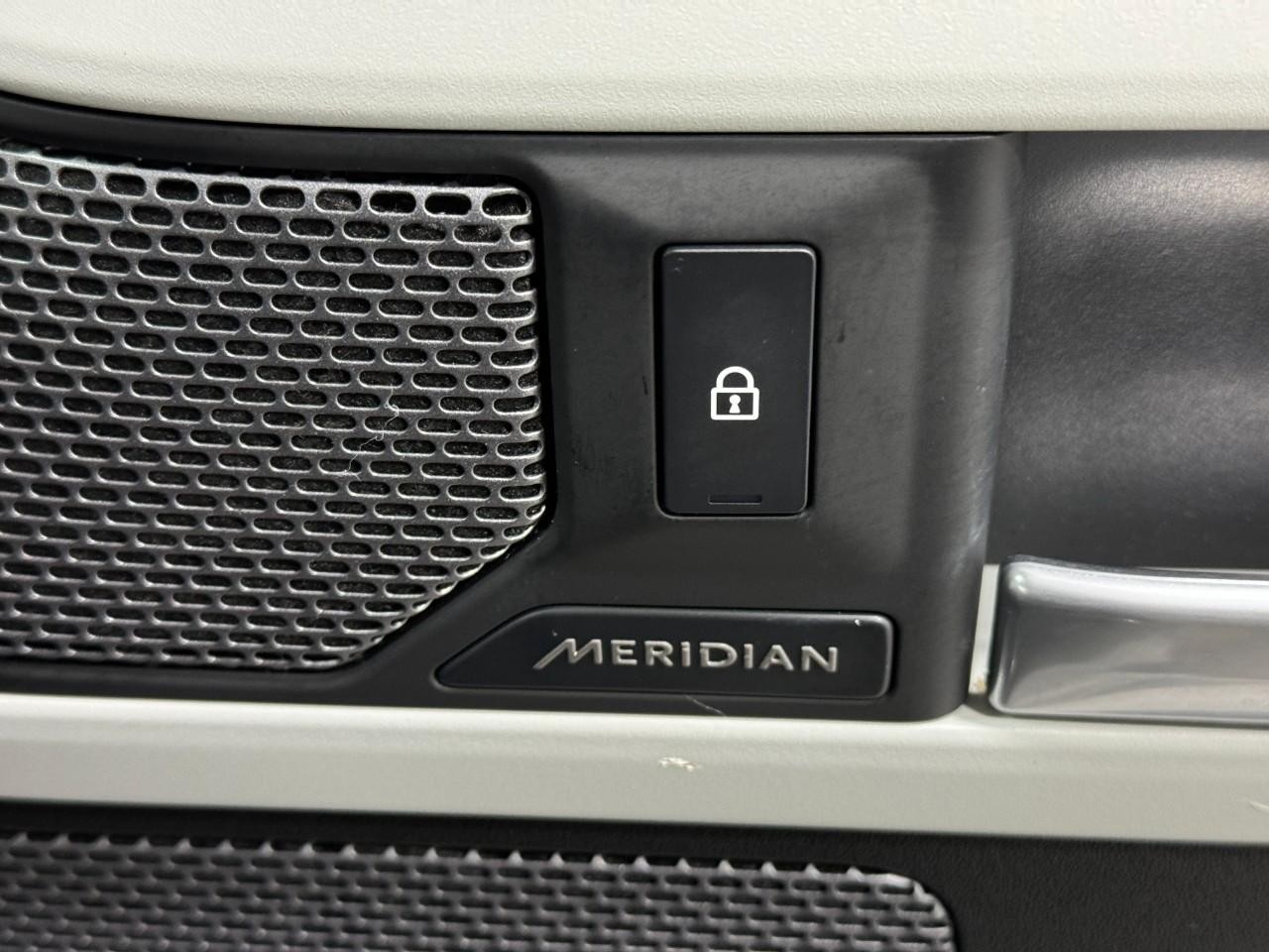 Land Rover Defender Vehicle Full-screen Gallery Image 19