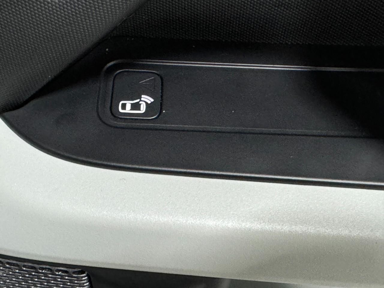 Land Rover Defender Vehicle Full-screen Gallery Image 20