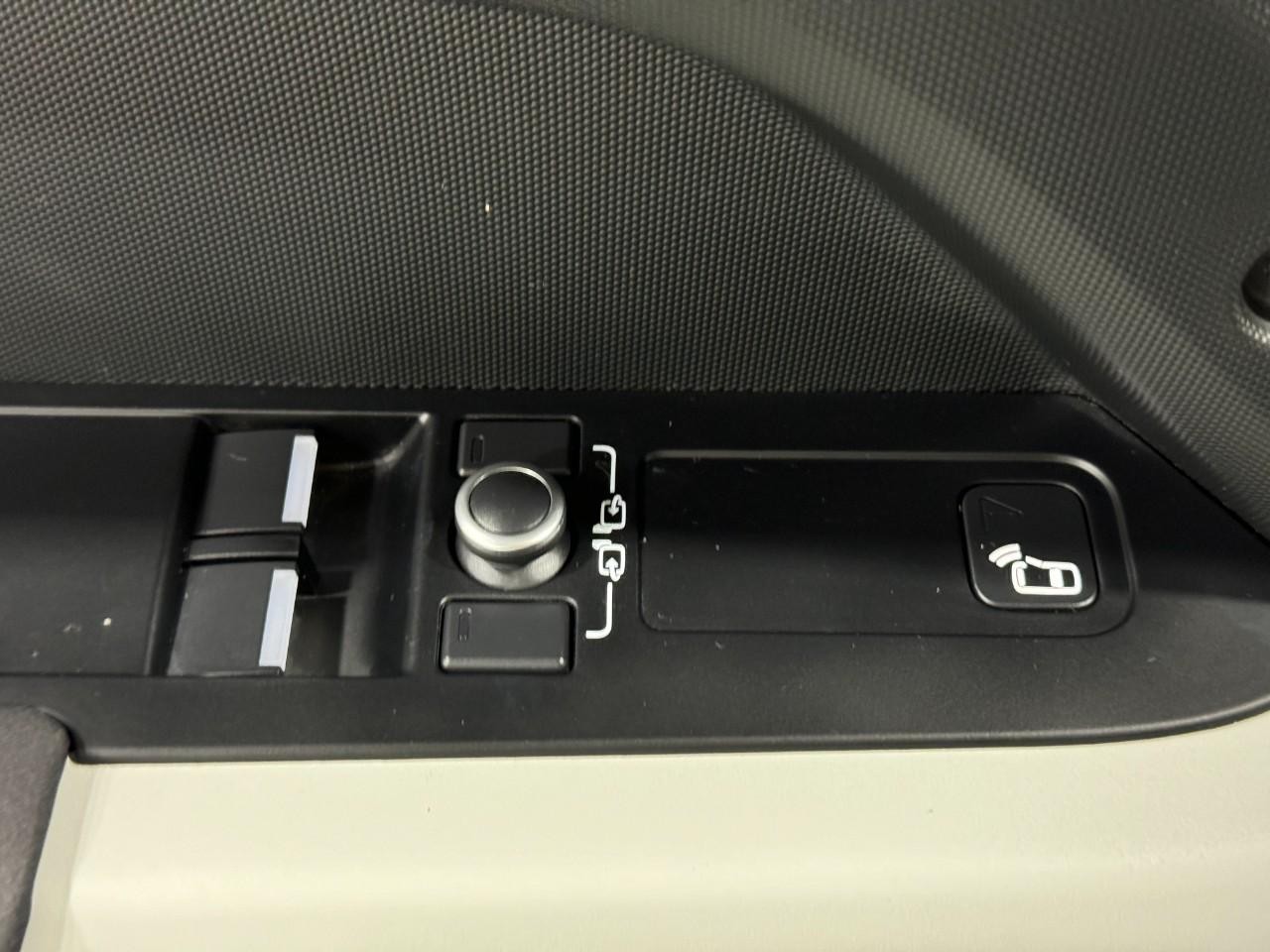 Land Rover Defender Vehicle Full-screen Gallery Image 21