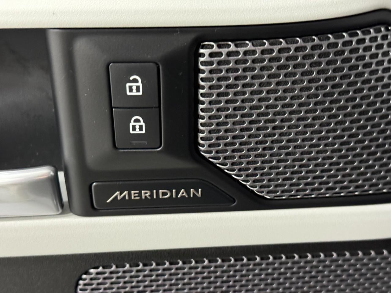 Land Rover Defender Vehicle Full-screen Gallery Image 22