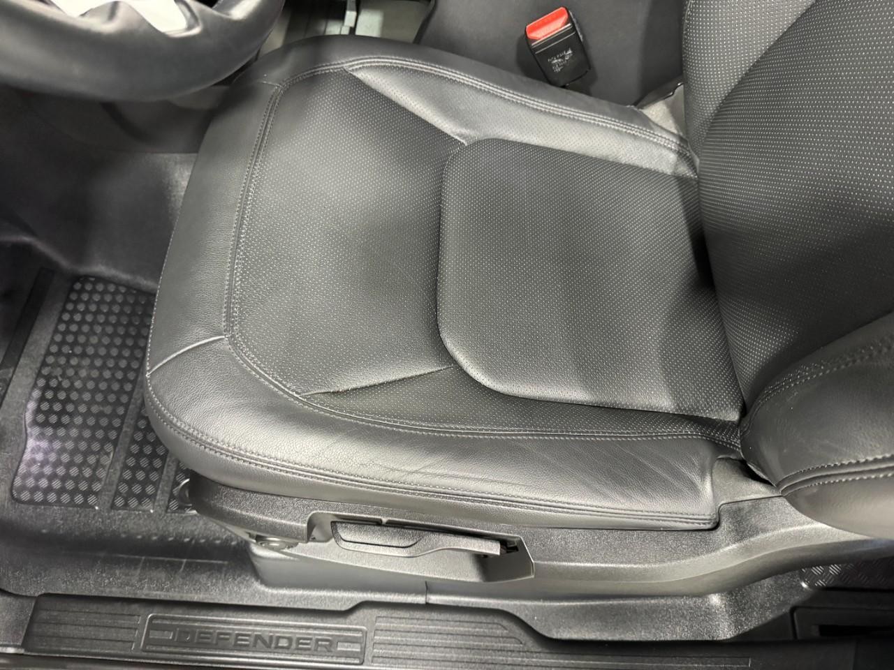 Land Rover Defender Vehicle Full-screen Gallery Image 24