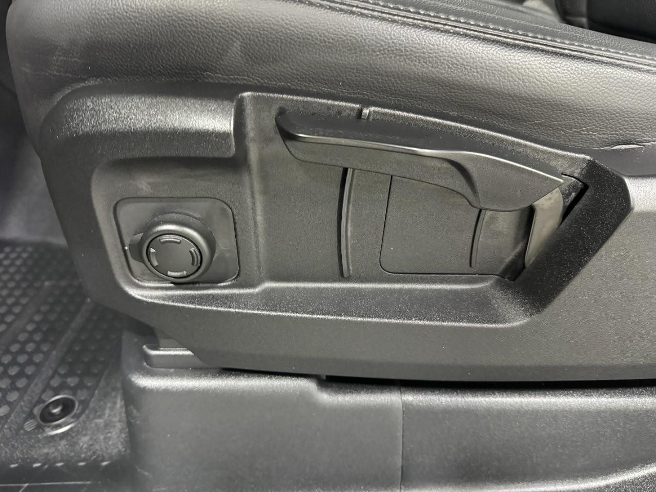 Land Rover Defender Vehicle Full-screen Gallery Image 25