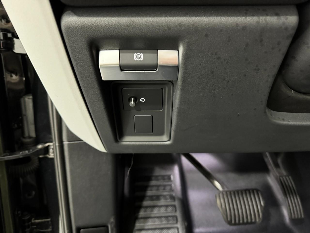 Land Rover Defender Vehicle Full-screen Gallery Image 26