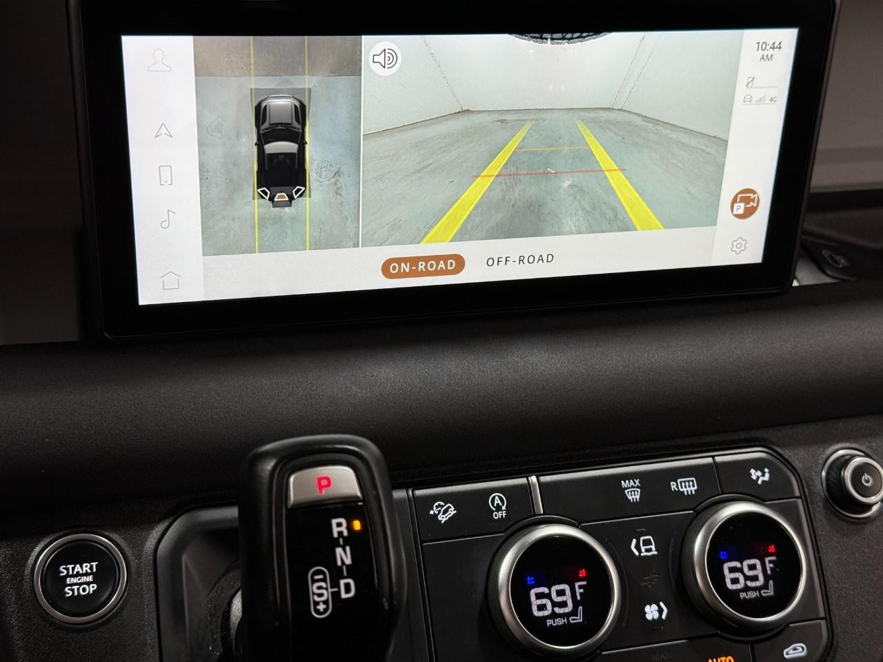 Land Rover Defender Vehicle Full-screen Gallery Image 30