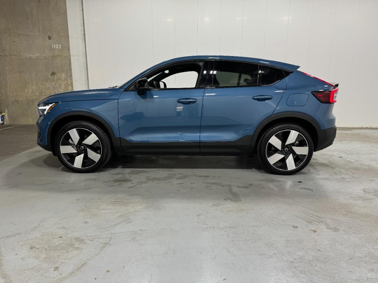 Volvo C40 Recharge Pure Electric Vehicle Full-screen Gallery Image 2