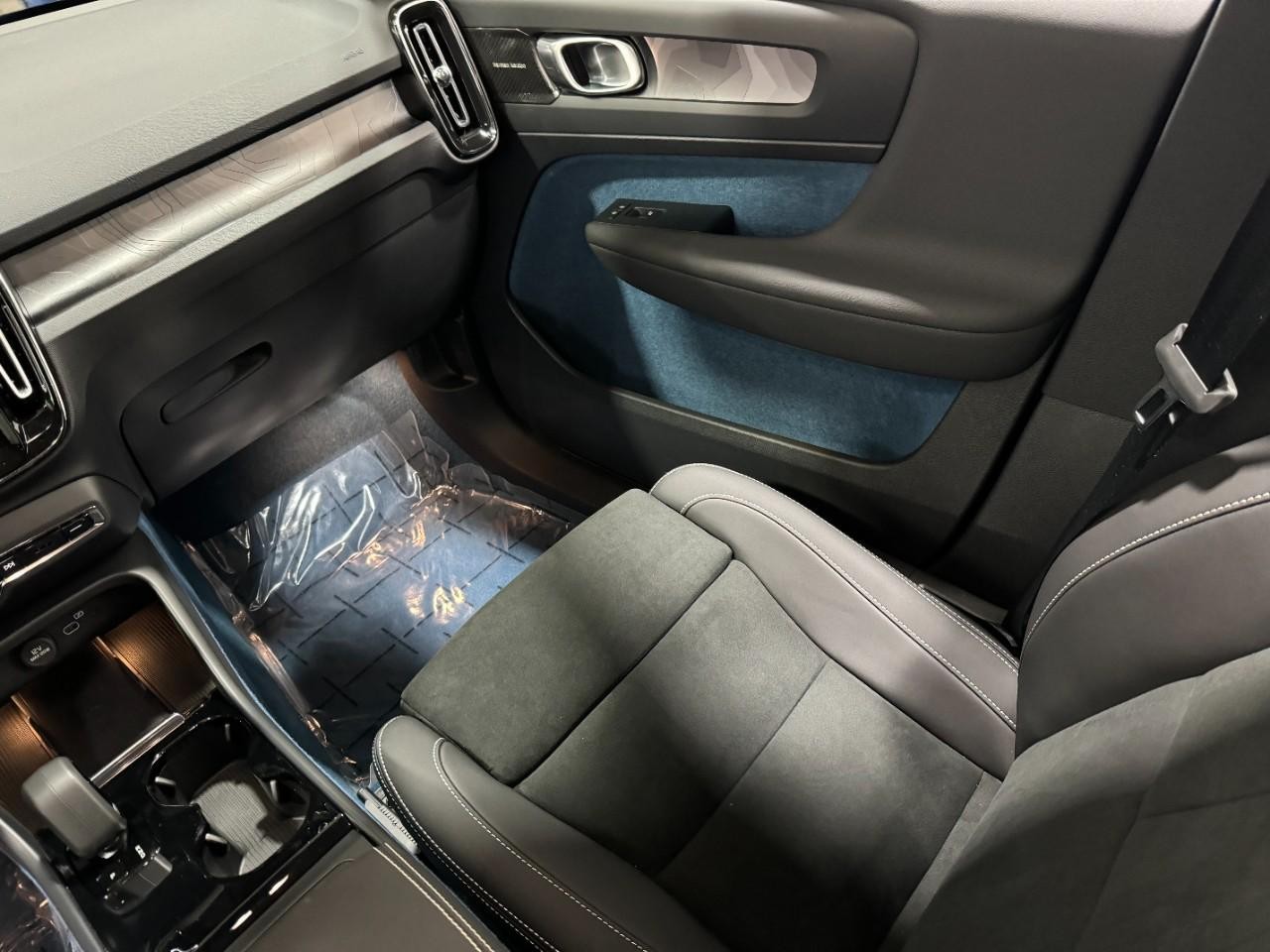 Volvo C40 Recharge Pure Electric Vehicle Full-screen Gallery Image 17