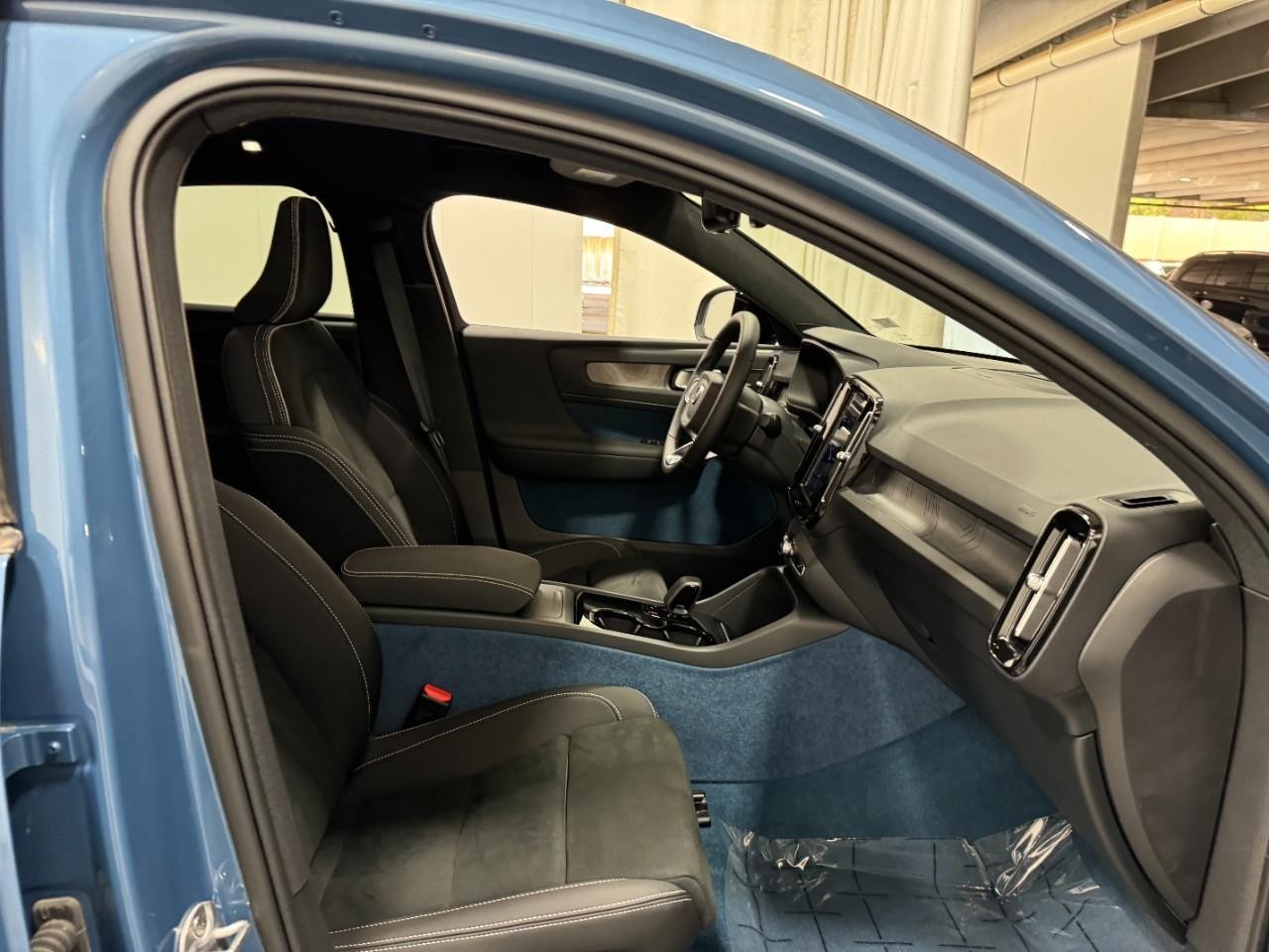 Volvo C40 Recharge Pure Electric Vehicle Full-screen Gallery Image 18