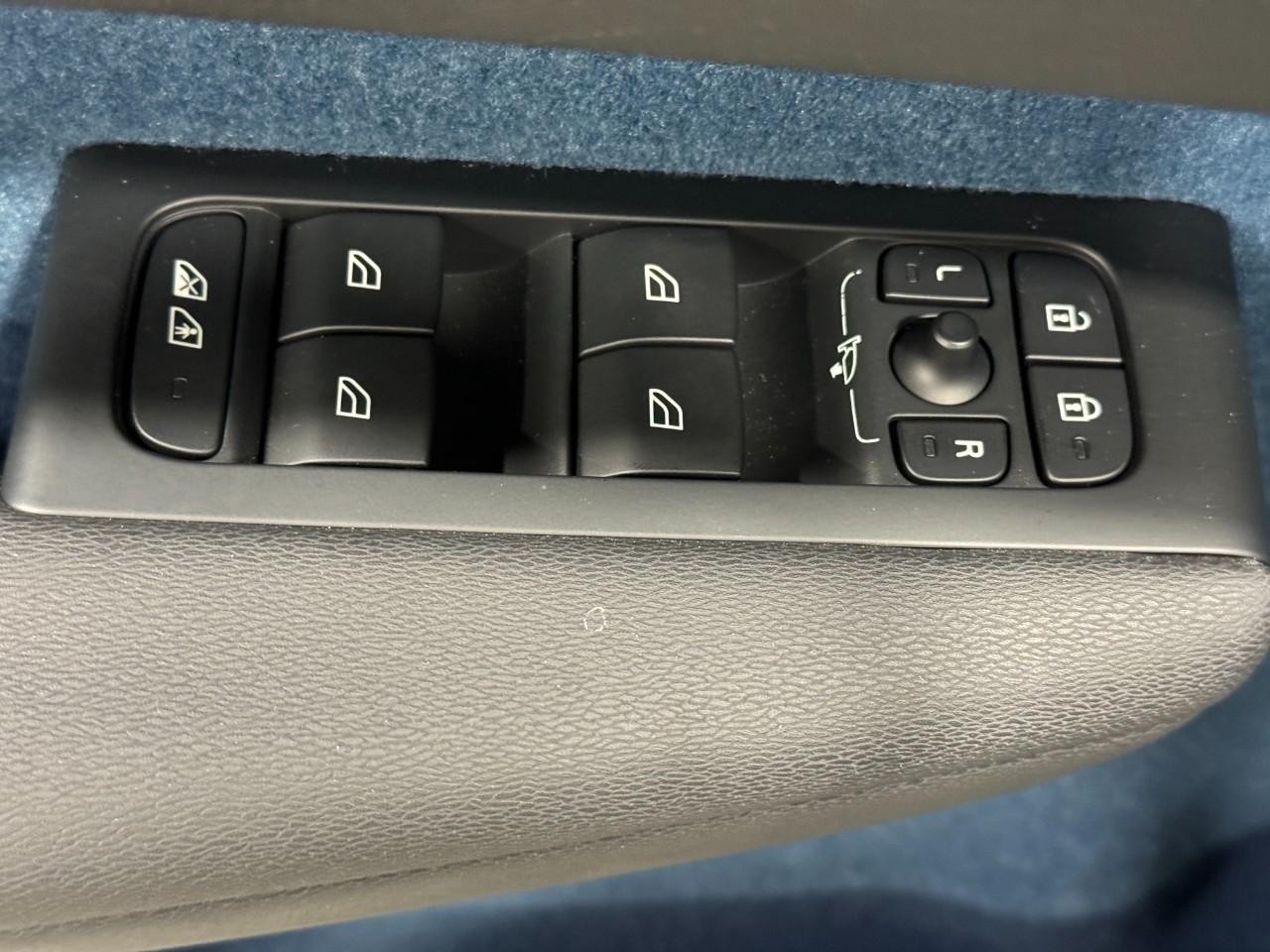 Volvo C40 Recharge Pure Electric Vehicle Full-screen Gallery Image 24