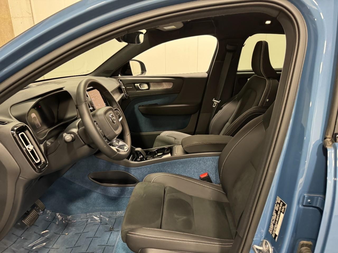 Volvo C40 Recharge Pure Electric Vehicle Full-screen Gallery Image 25