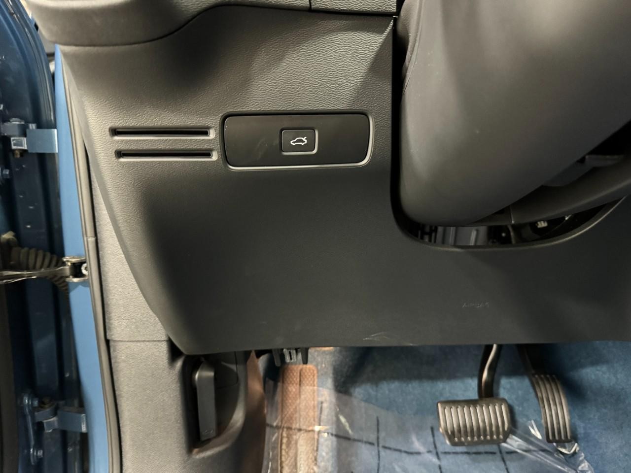 Volvo C40 Recharge Pure Electric Vehicle Full-screen Gallery Image 28