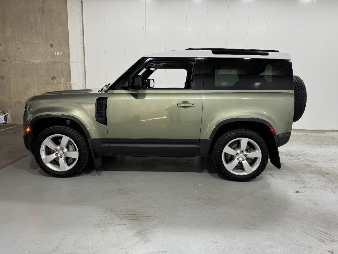 Land Rover Defender Vehicle Full-screen Gallery Image 2