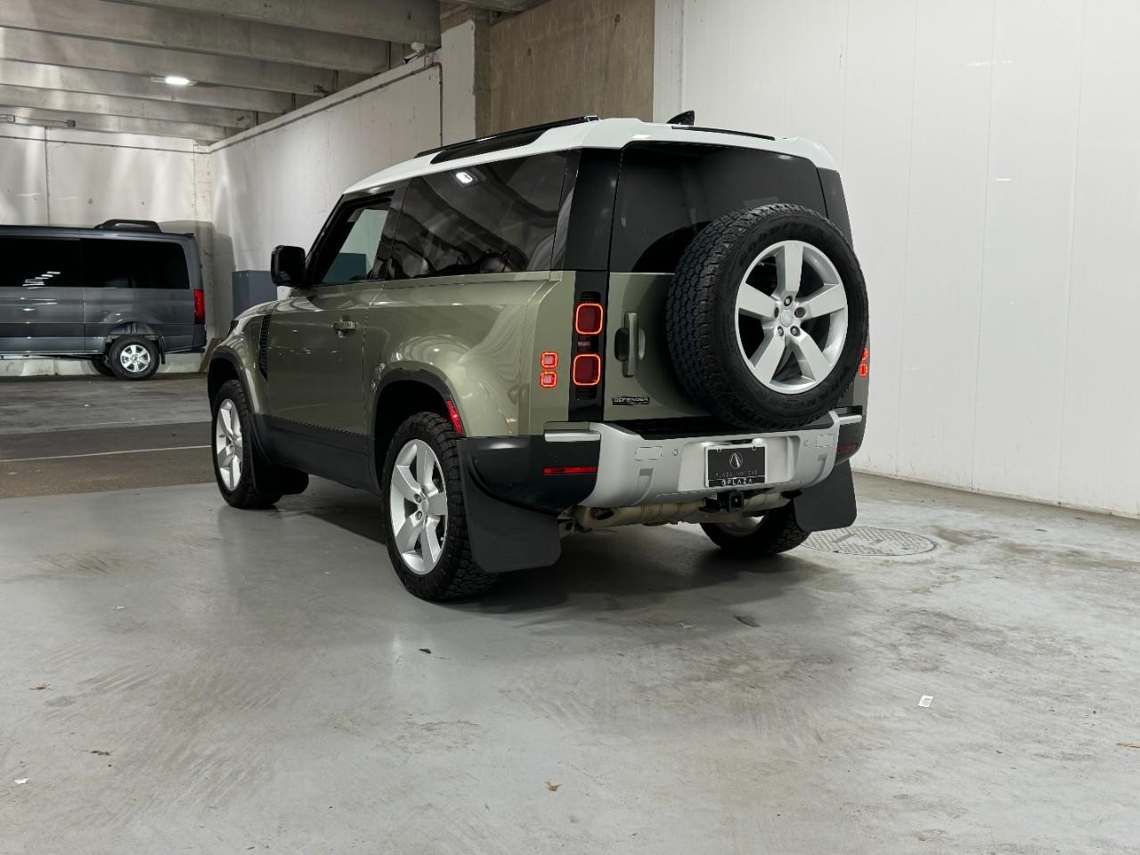 Land Rover Defender Vehicle Full-screen Gallery Image 3