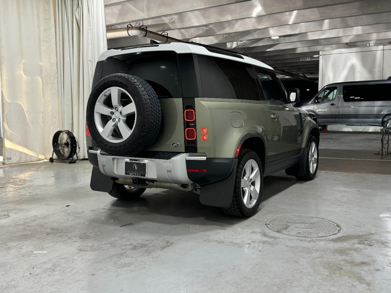 Land Rover Defender Vehicle Full-screen Gallery Image 4