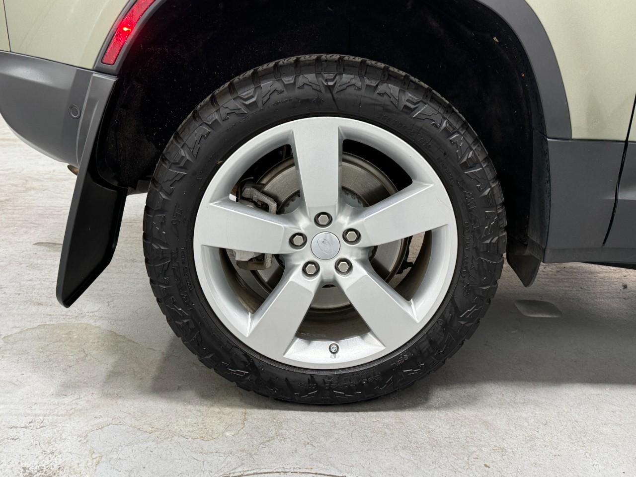 Land Rover Defender Vehicle Full-screen Gallery Image 5