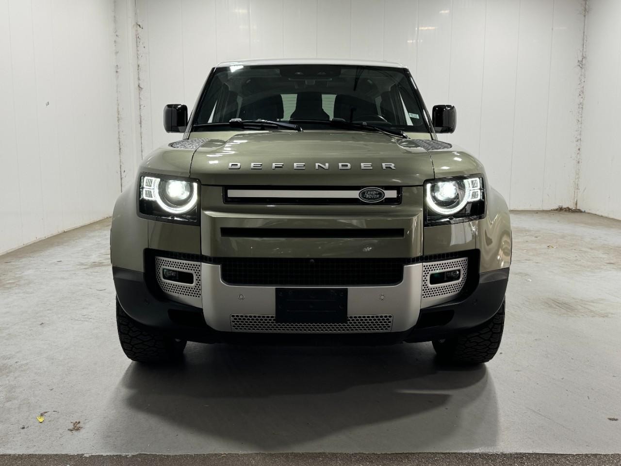 Land Rover Defender Vehicle Full-screen Gallery Image 7