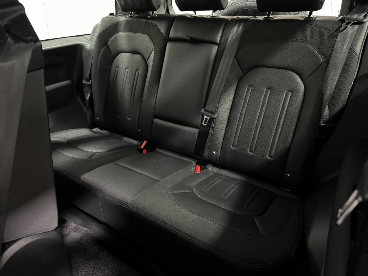 Land Rover Defender Vehicle Full-screen Gallery Image 8