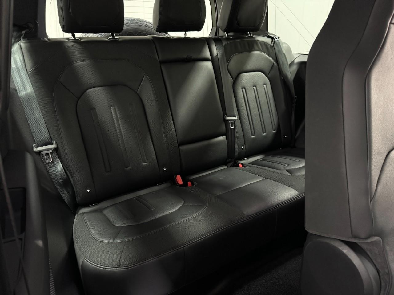 Land Rover Defender Vehicle Full-screen Gallery Image 10