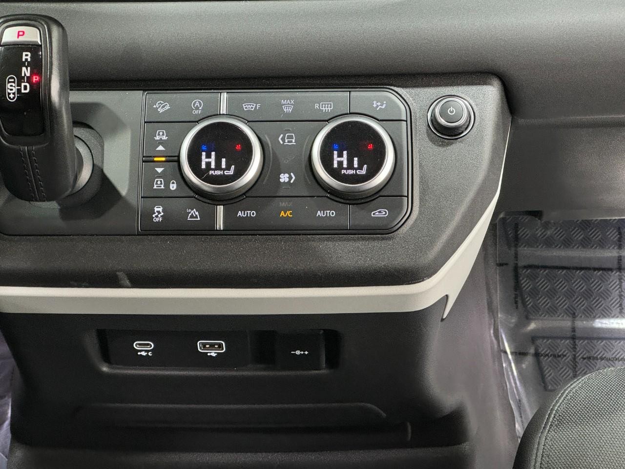 Land Rover Defender Vehicle Full-screen Gallery Image 14