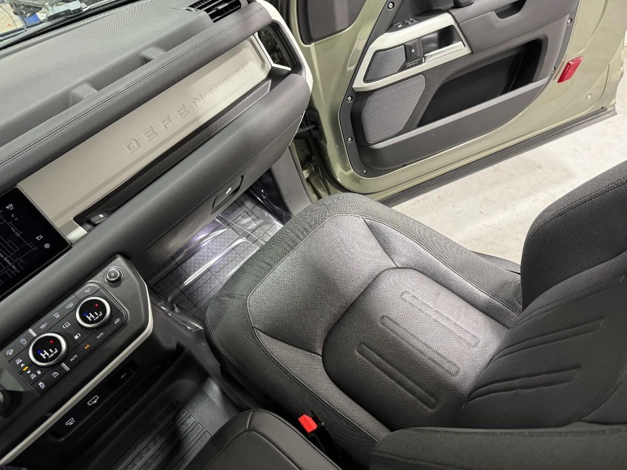 Land Rover Defender Vehicle Full-screen Gallery Image 16