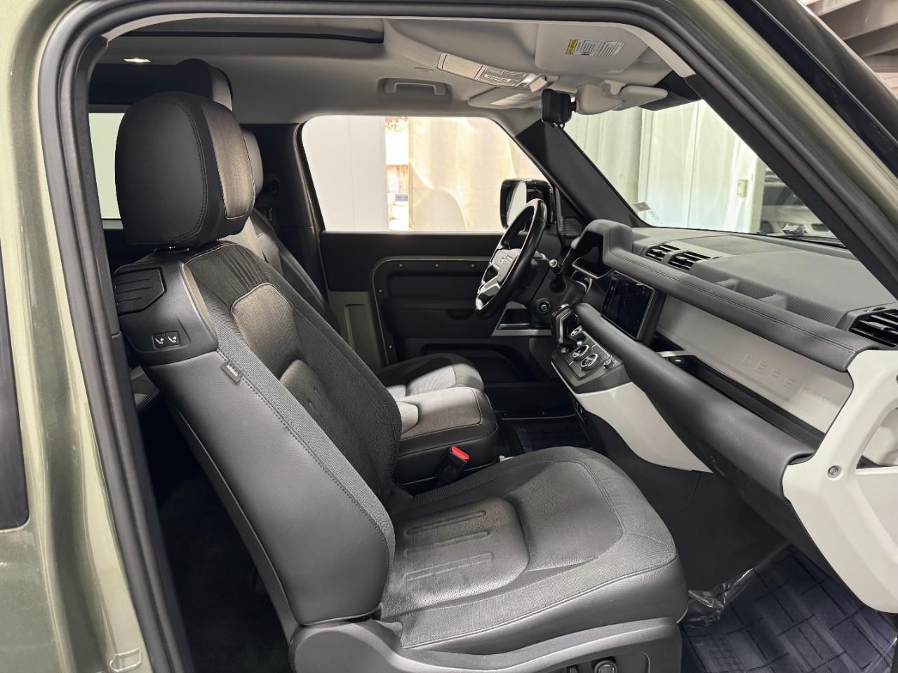 Land Rover Defender Vehicle Full-screen Gallery Image 17