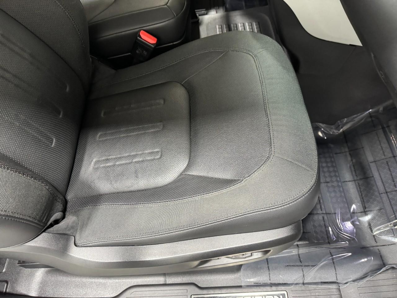 Land Rover Defender Vehicle Full-screen Gallery Image 18