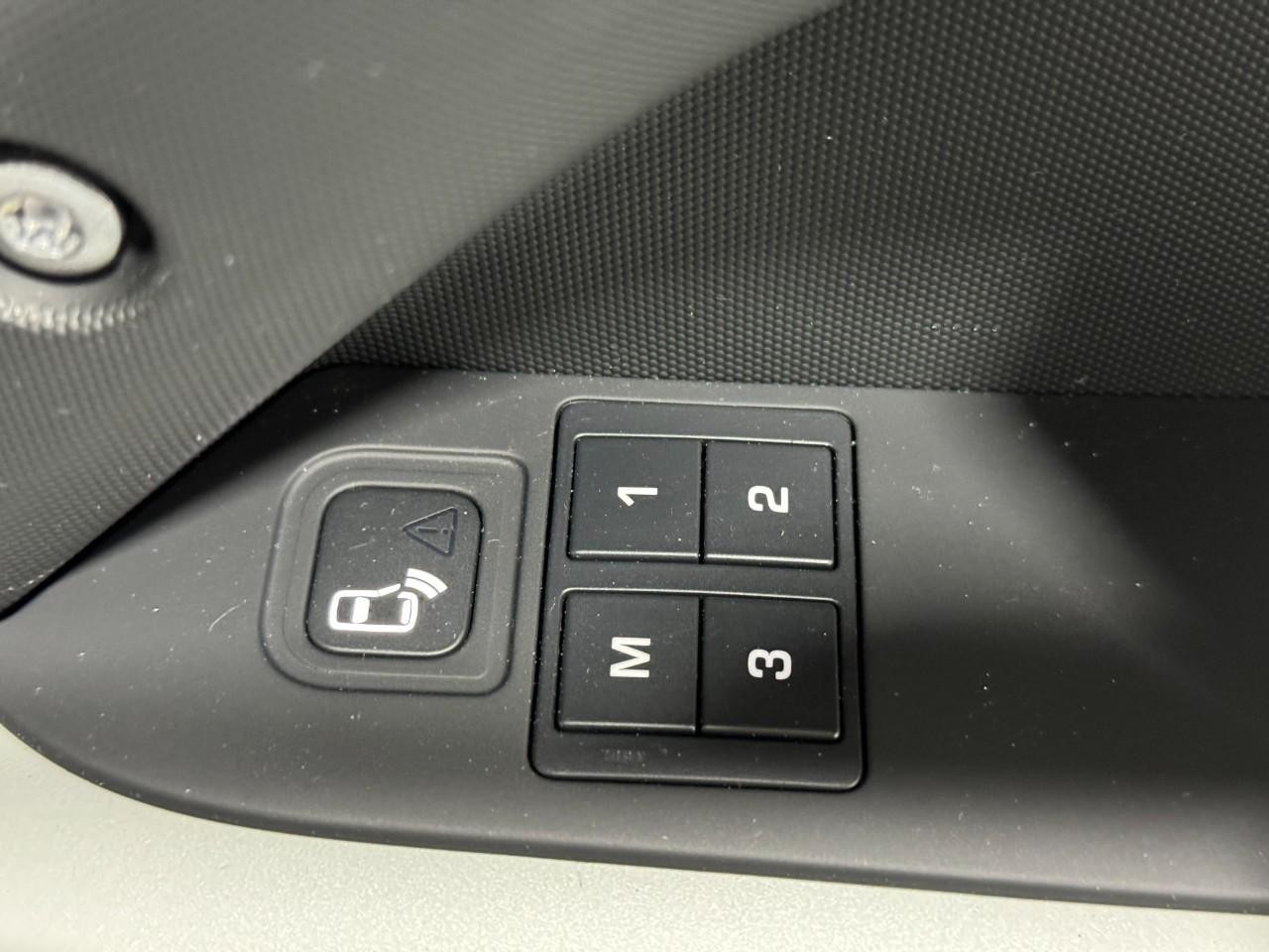 Land Rover Defender Vehicle Full-screen Gallery Image 20