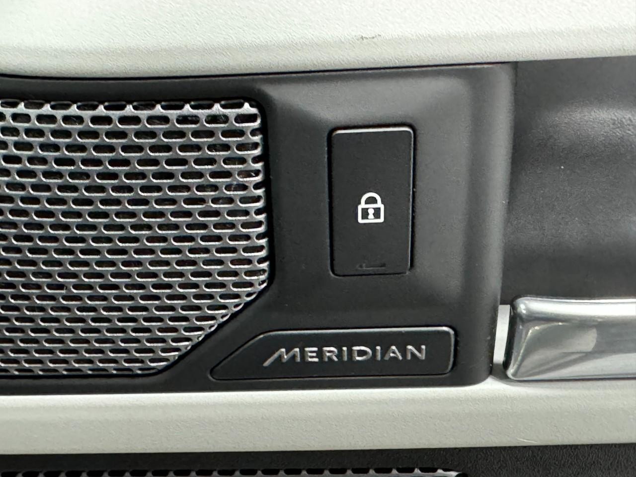 Land Rover Defender Vehicle Full-screen Gallery Image 21