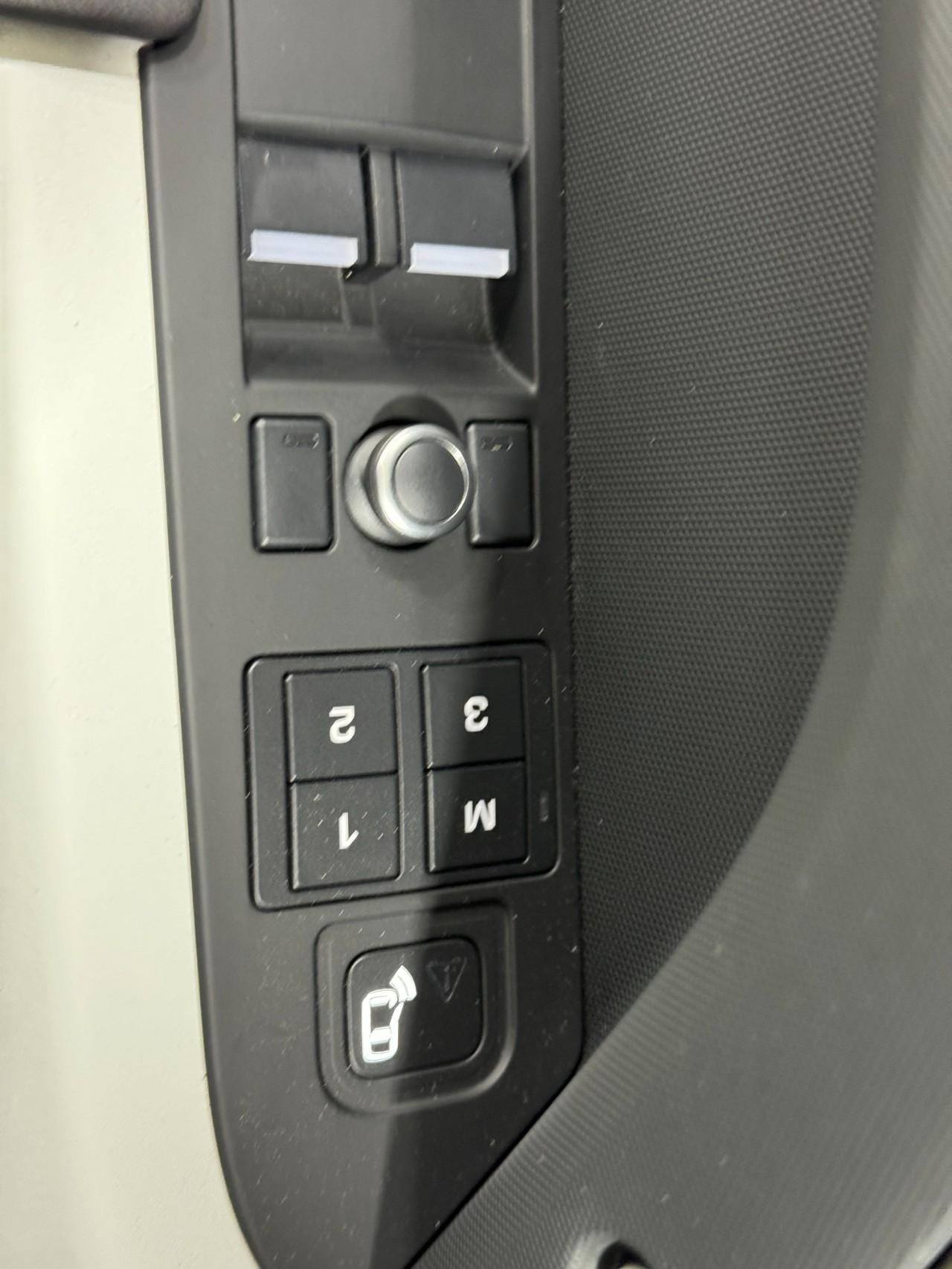 Land Rover Defender Vehicle Full-screen Gallery Image 22