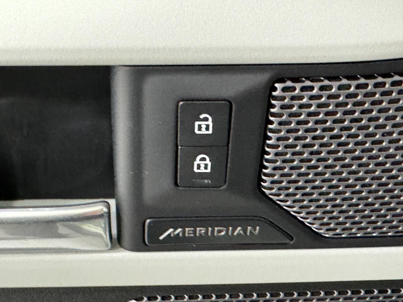 Land Rover Defender Vehicle Full-screen Gallery Image 23