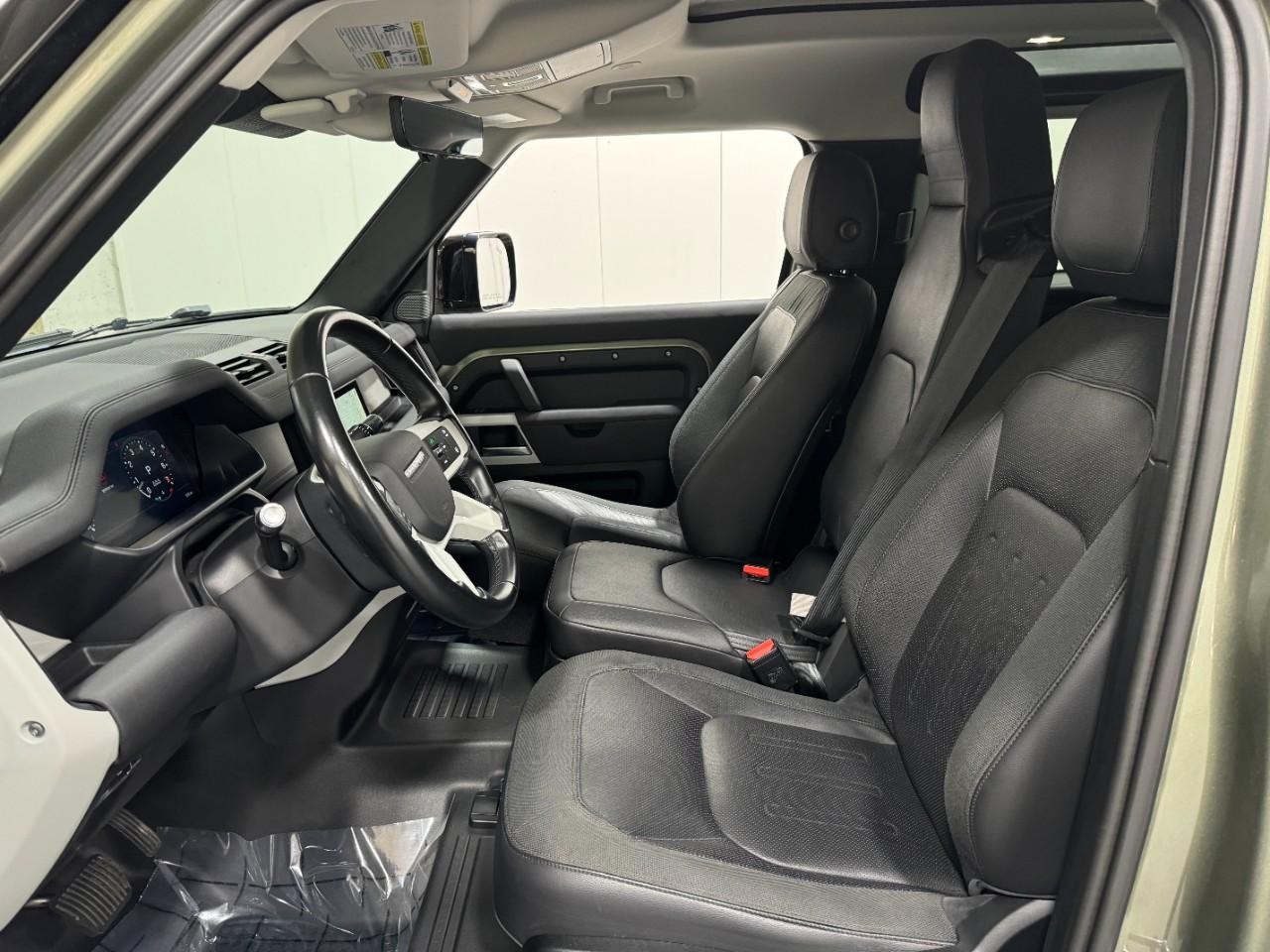 Land Rover Defender Vehicle Full-screen Gallery Image 24