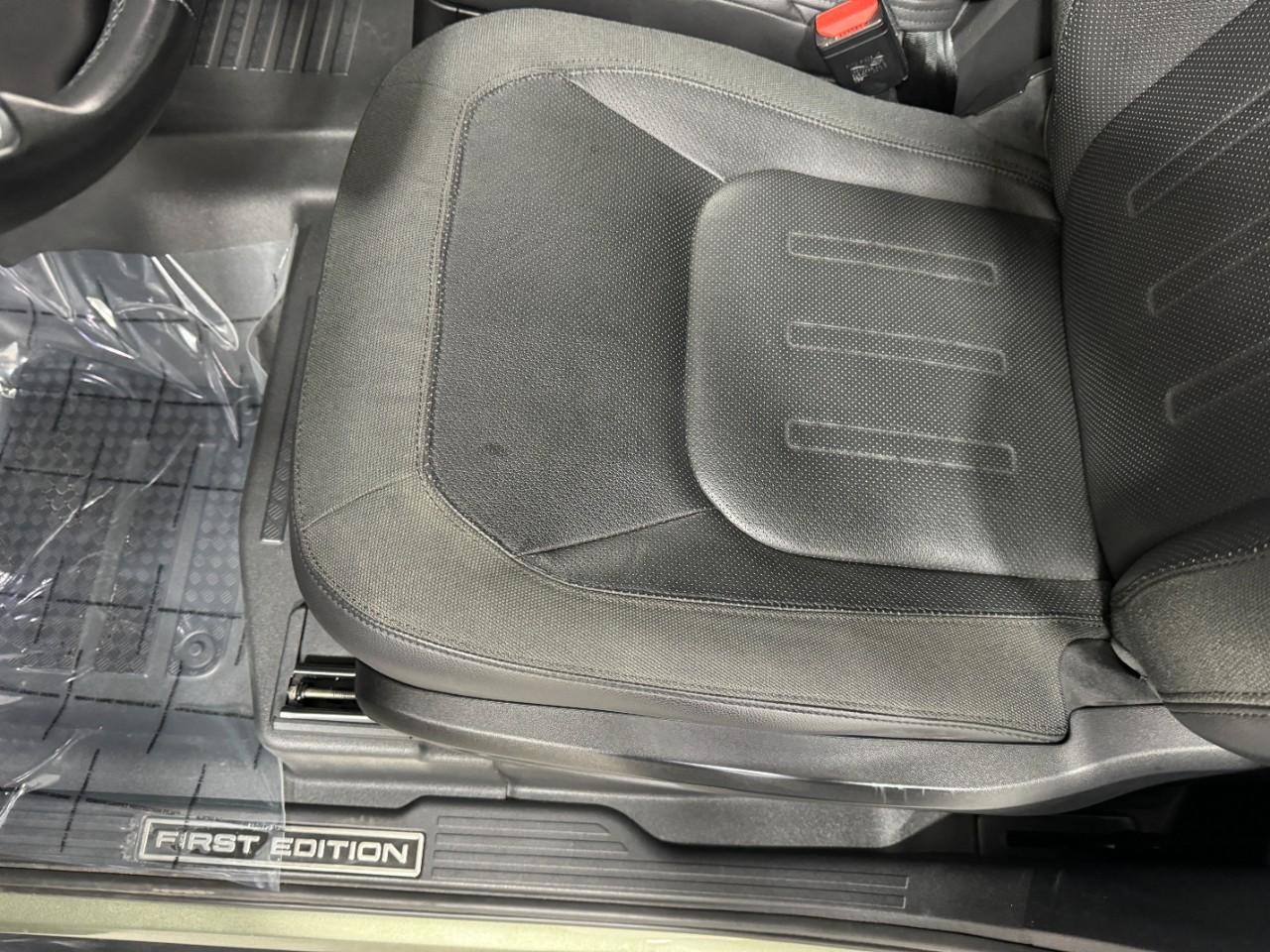 Land Rover Defender Vehicle Full-screen Gallery Image 25