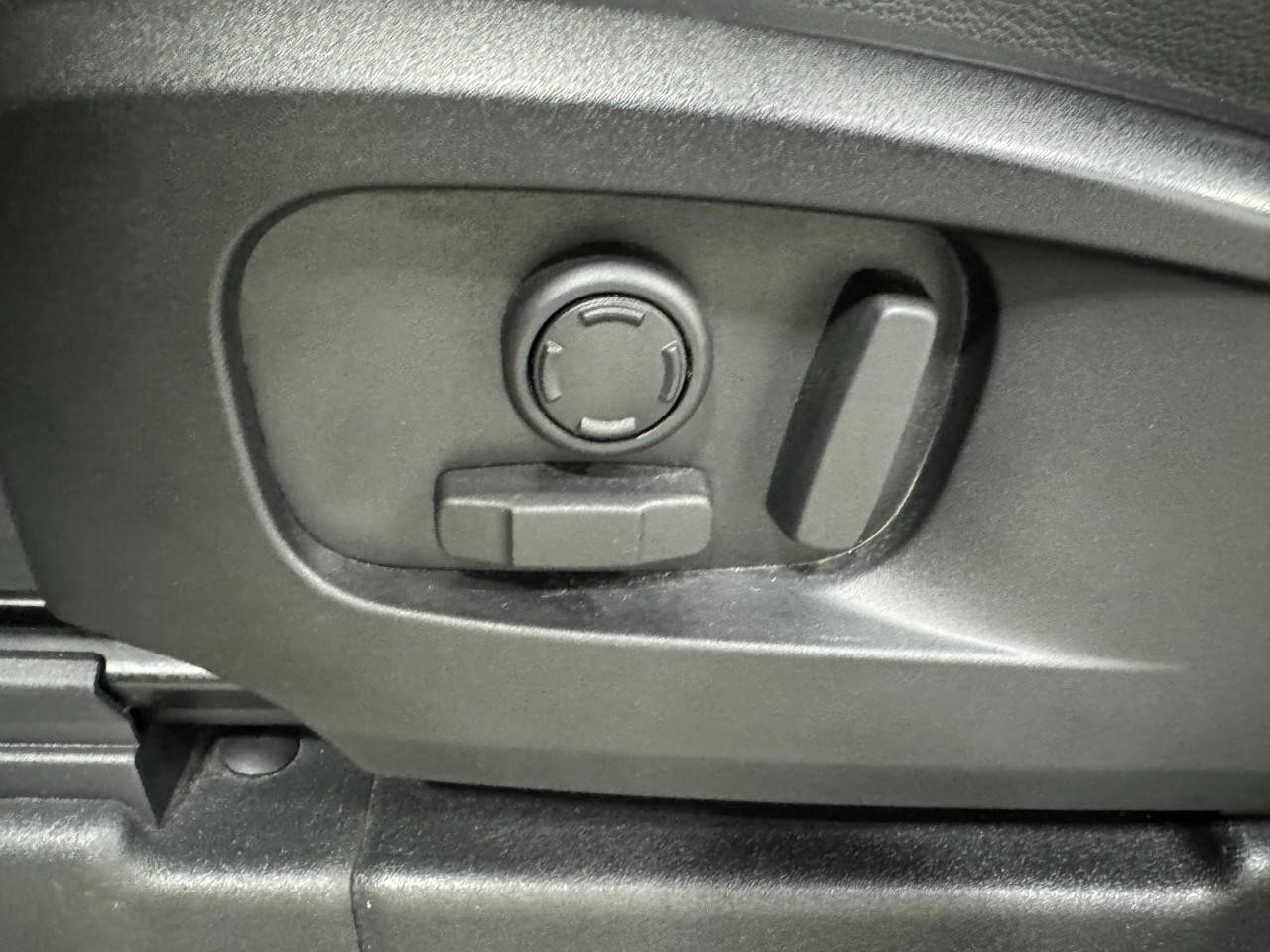 Land Rover Defender Vehicle Full-screen Gallery Image 26