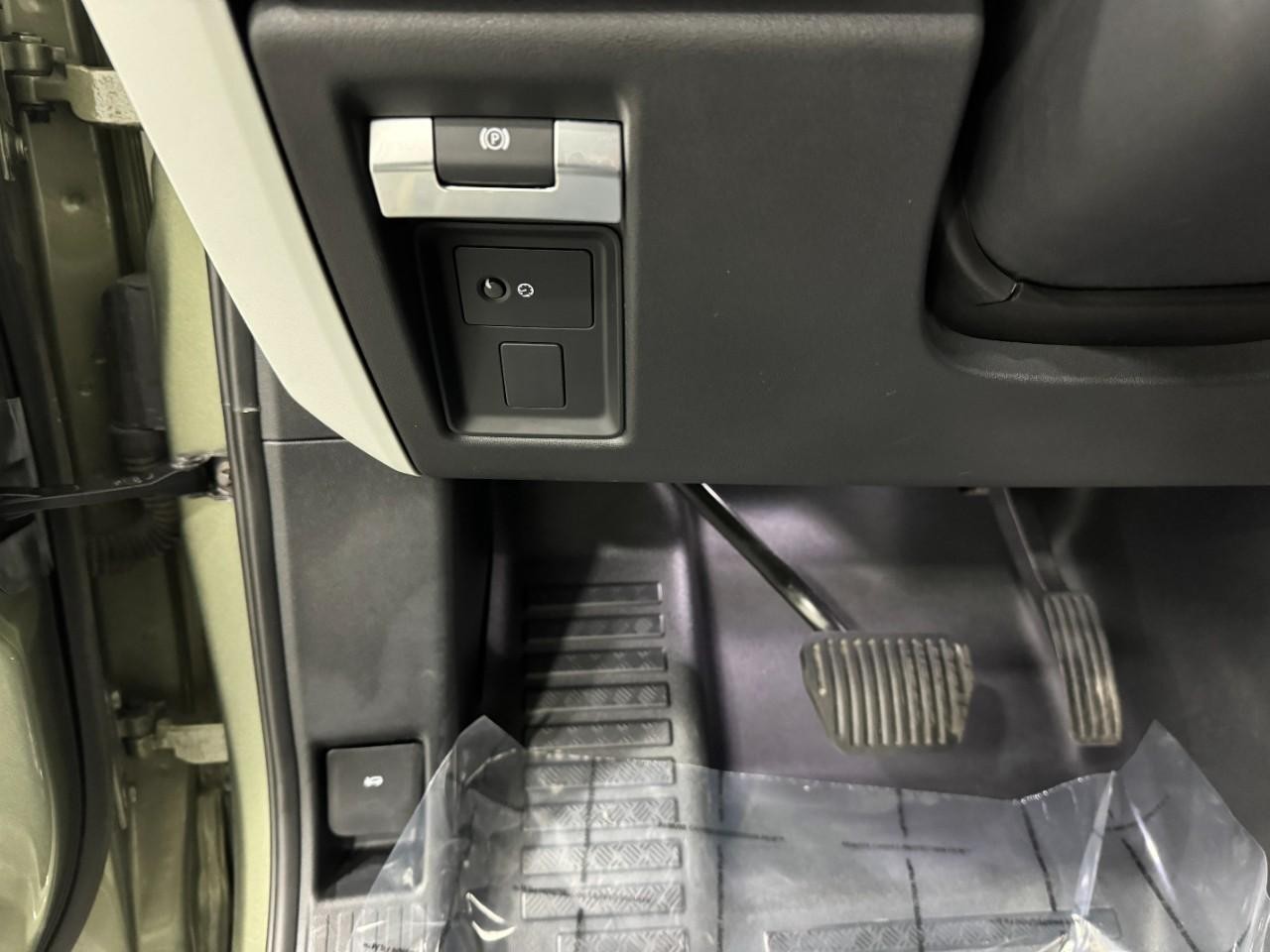 Land Rover Defender Vehicle Full-screen Gallery Image 27