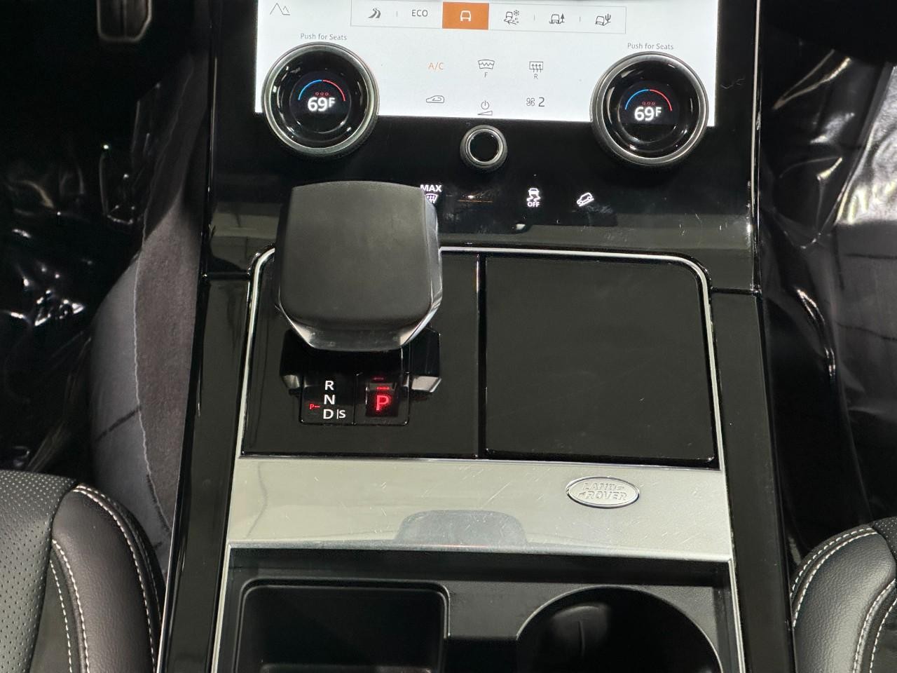 Land Rover Range Rover Velar Vehicle Full-screen Gallery Image 17