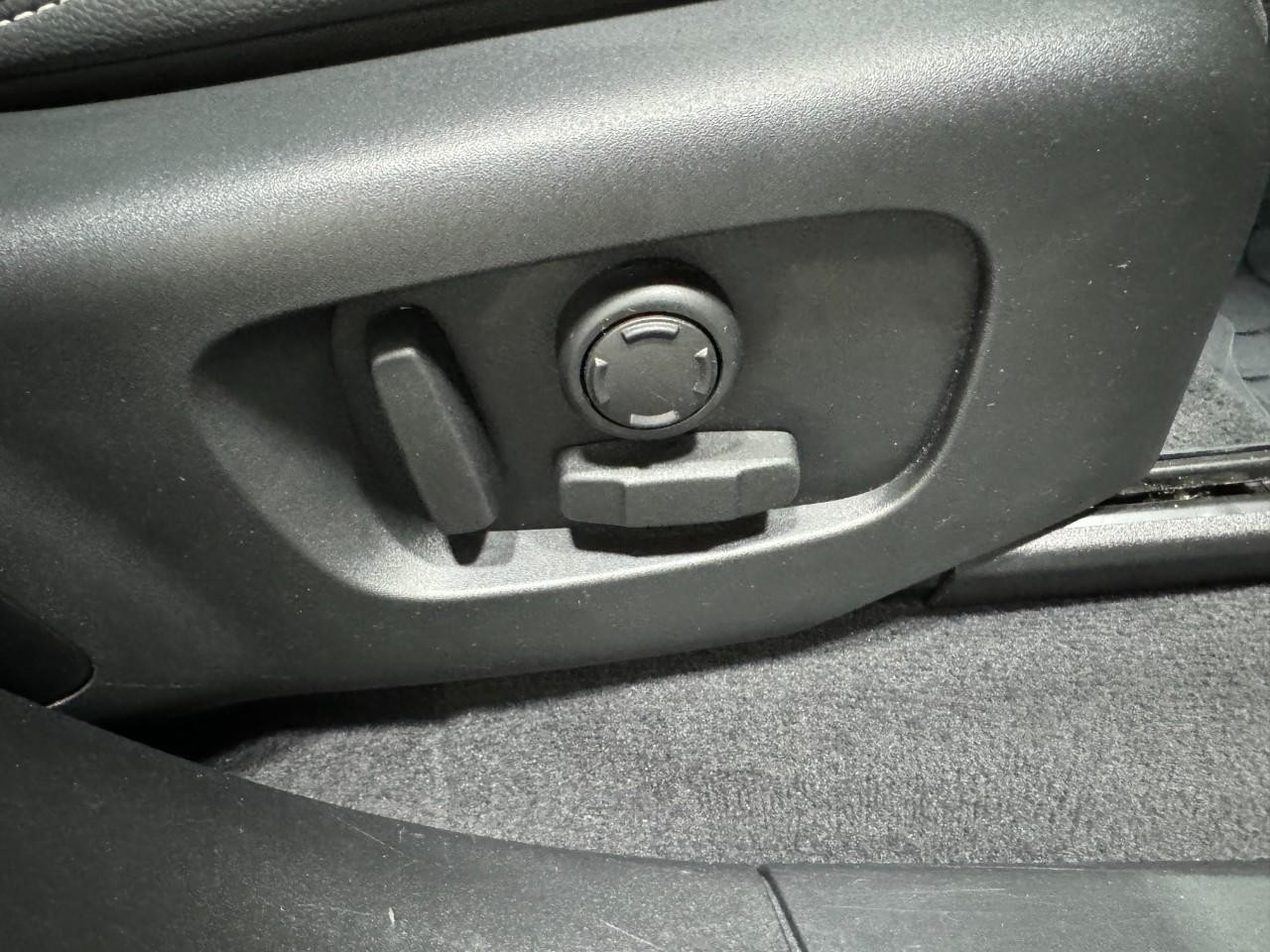 Land Rover Range Rover Velar Vehicle Full-screen Gallery Image 21