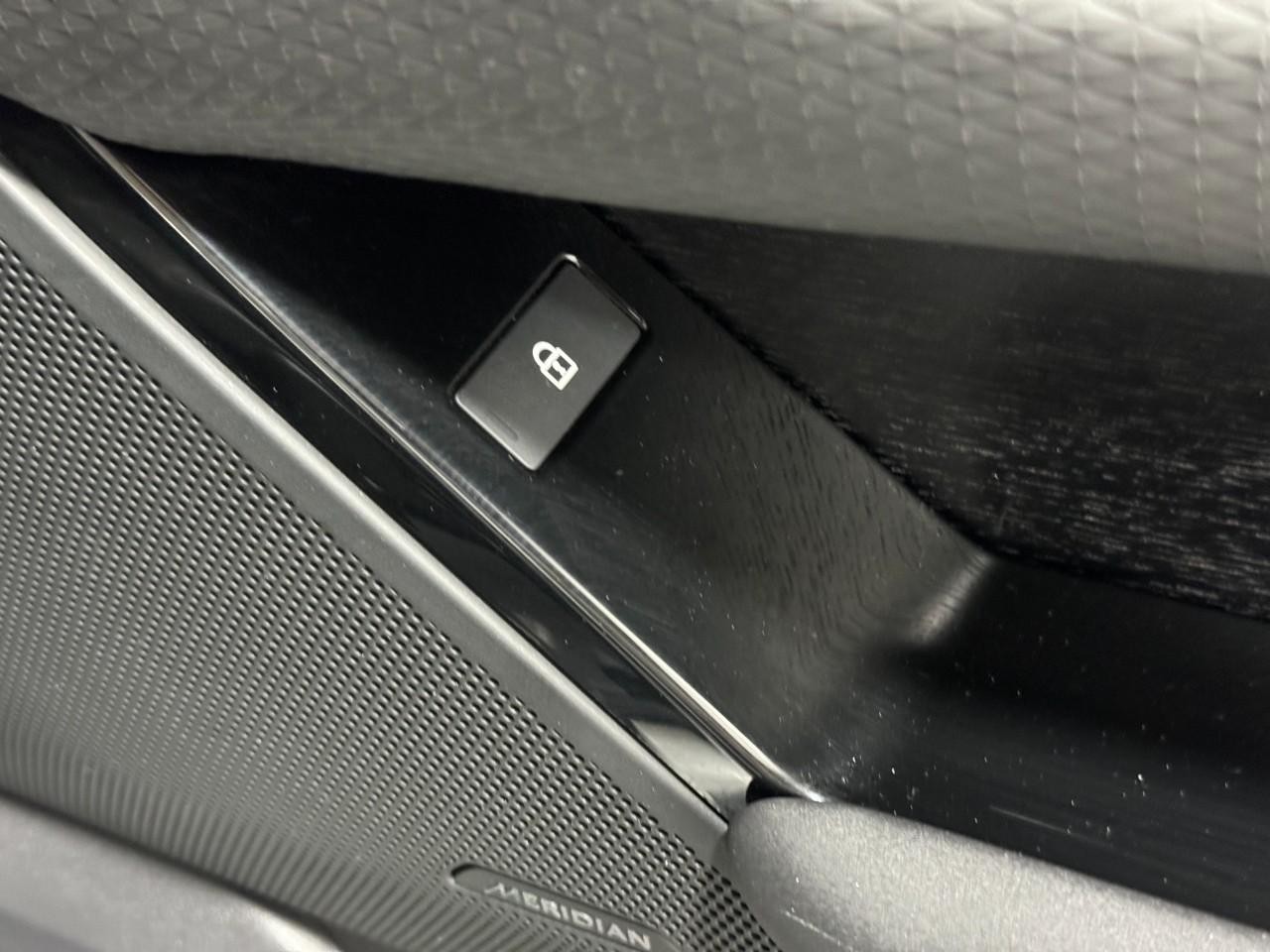 Land Rover Range Rover Velar Vehicle Full-screen Gallery Image 22