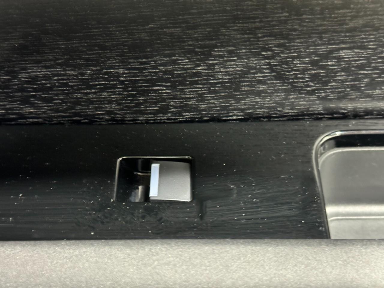 Land Rover Range Rover Velar Vehicle Full-screen Gallery Image 23