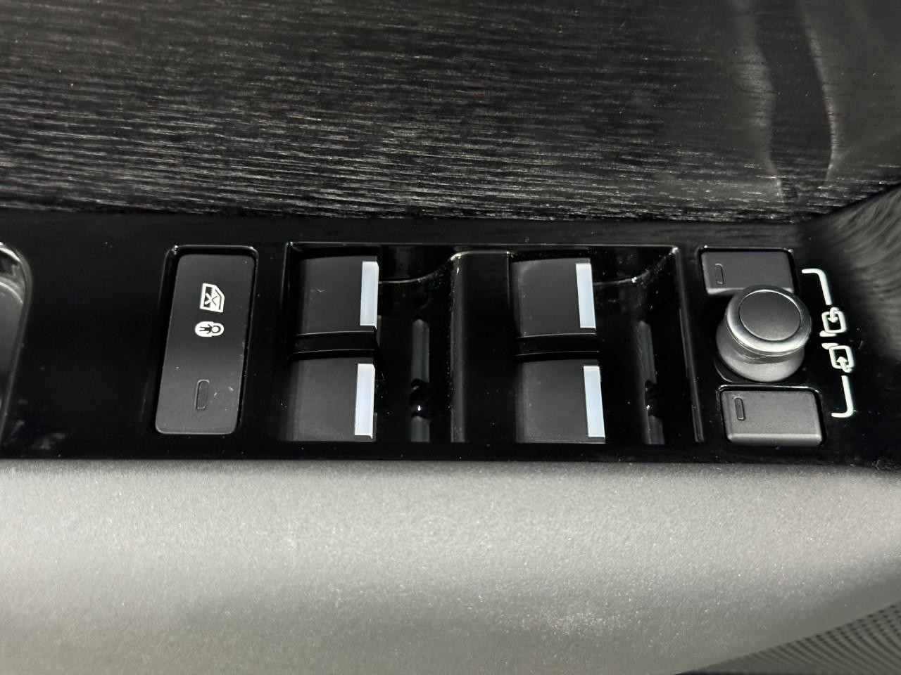 Land Rover Range Rover Velar Vehicle Full-screen Gallery Image 24