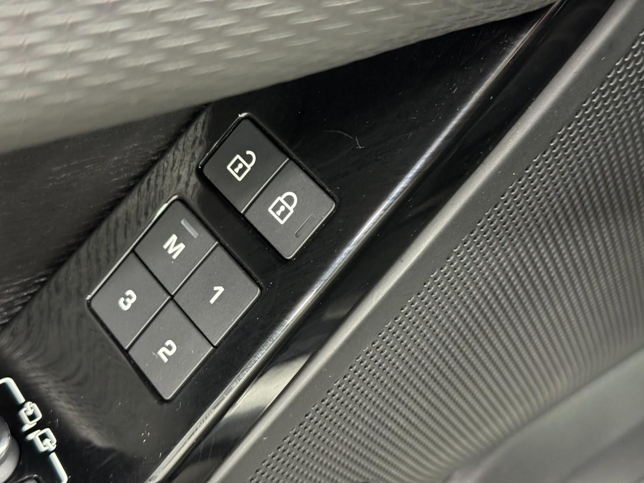 Land Rover Range Rover Velar Vehicle Full-screen Gallery Image 25