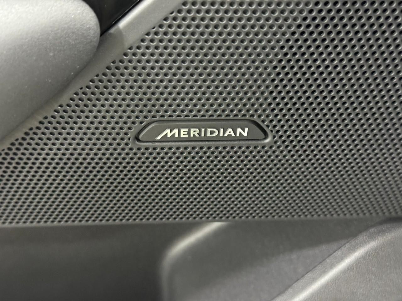 Land Rover Range Rover Velar Vehicle Full-screen Gallery Image 26