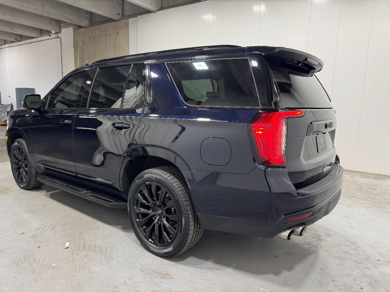 GMC Yukon Vehicle Full-screen Gallery Image 3