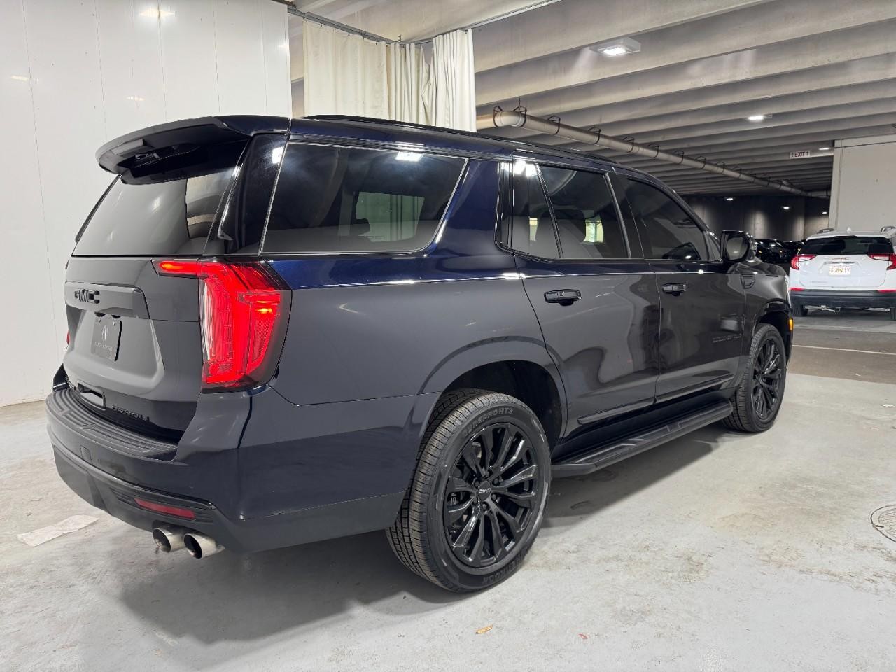 GMC Yukon Vehicle Full-screen Gallery Image 5